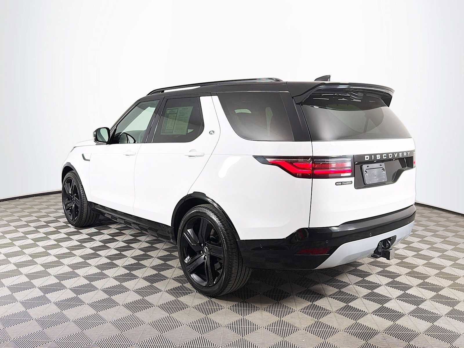 Used 2025 Land Rover Discovery Metropolitan Edition image 7