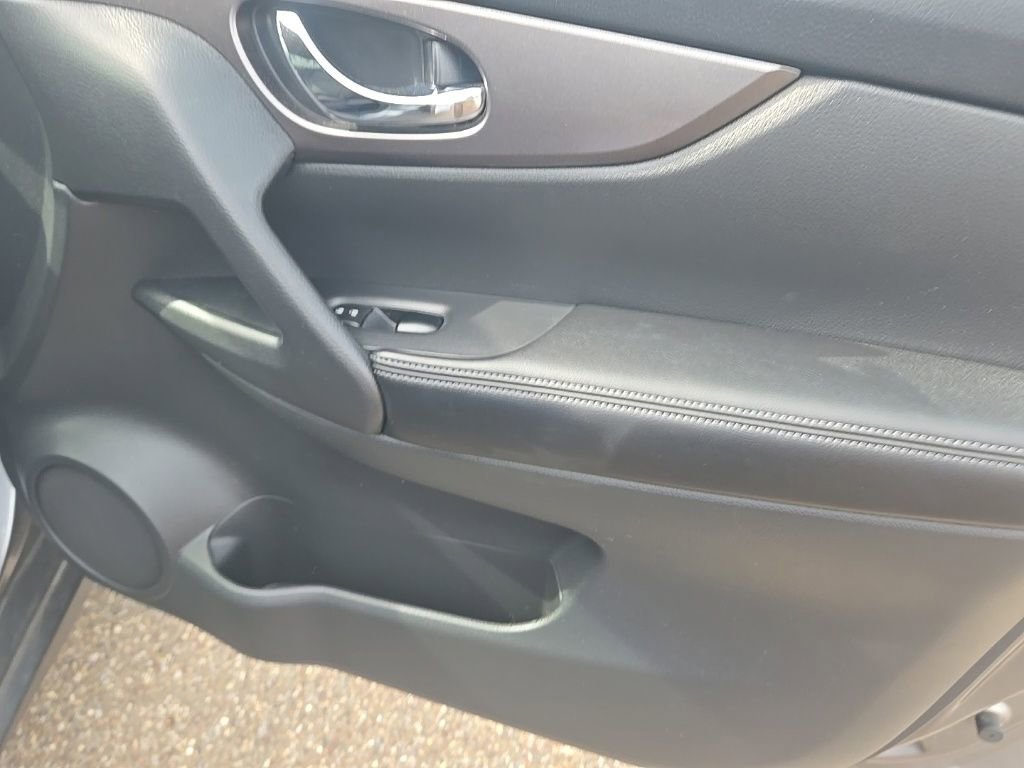 Used 2015 Nissan Rogue SV AWD/4WD image 25