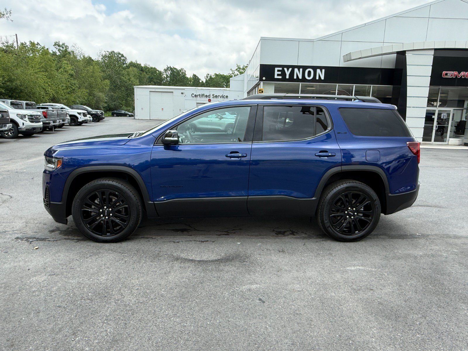 Certified 2023 GMC Acadia SLE w/ Driver Convenience Package AWD/4WD image 2