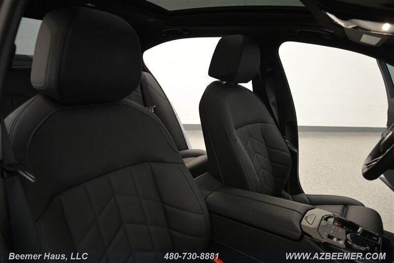 Used 2025 BMW 550e xDrive w/ Premium Package AWD/4WD image 25