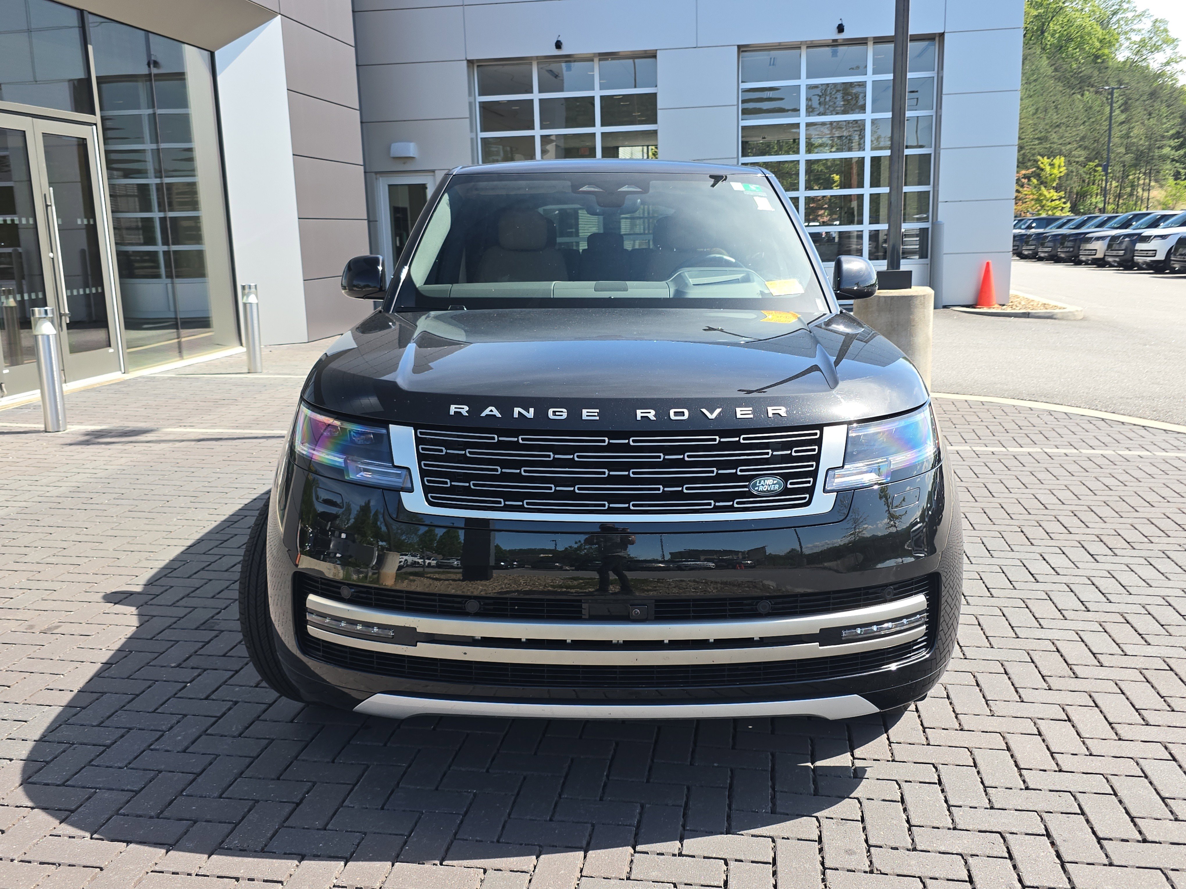 Used 2024 Land Rover Range Rover SE AWD/4WD image 2