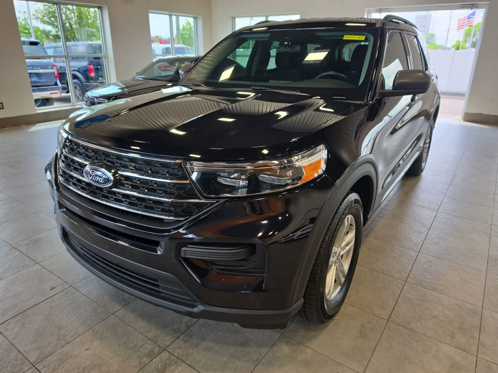 Used 2024 Ford Explorer XLT AWD/4WD image 2