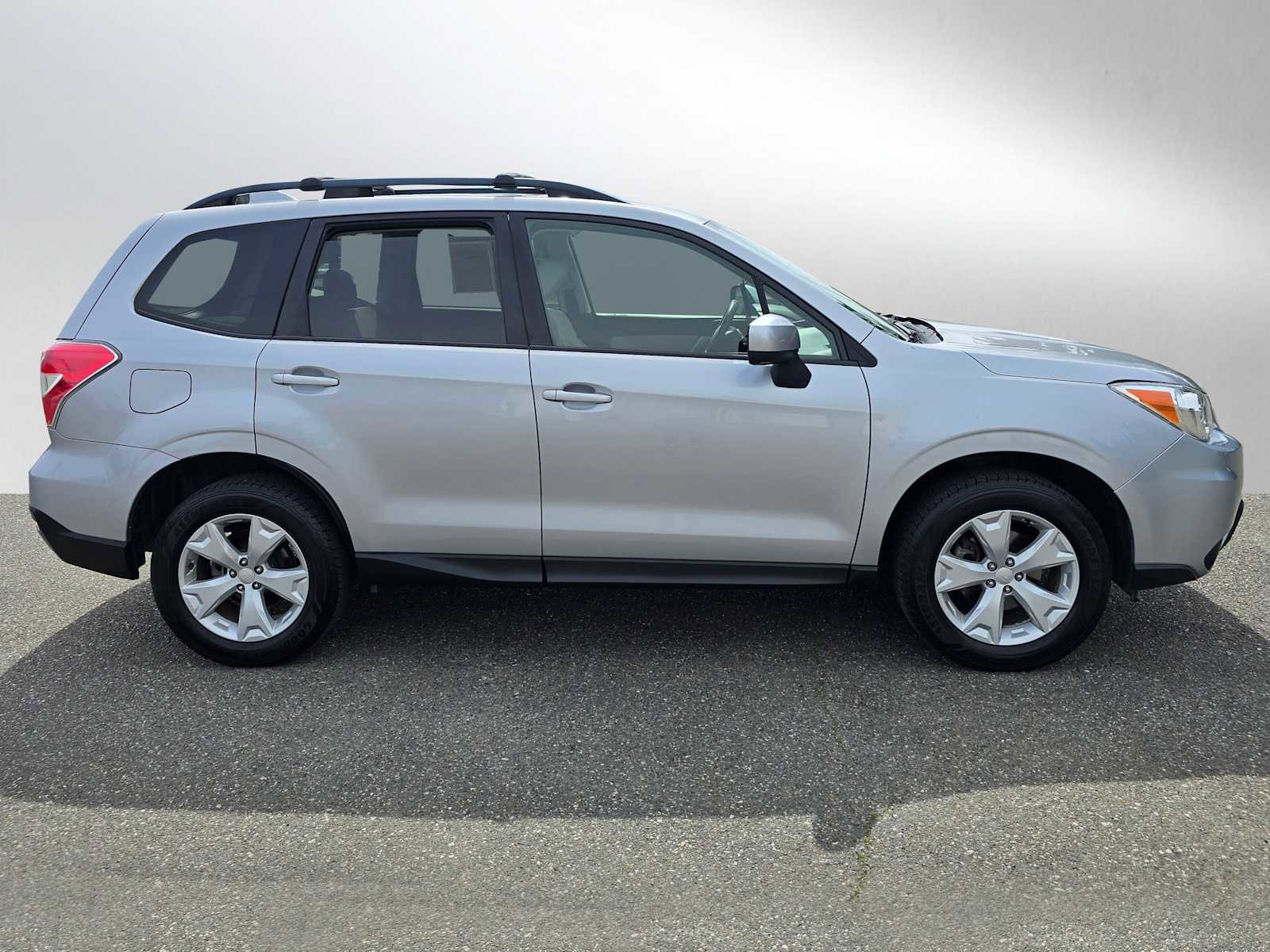 Used 2016 Subaru Forester 2.5i Premium w/ All-Weather Package AWD/4WD image 2