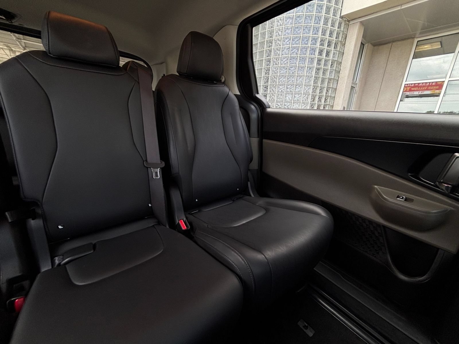 Used 2026 Kia Carnival FWD image 39
