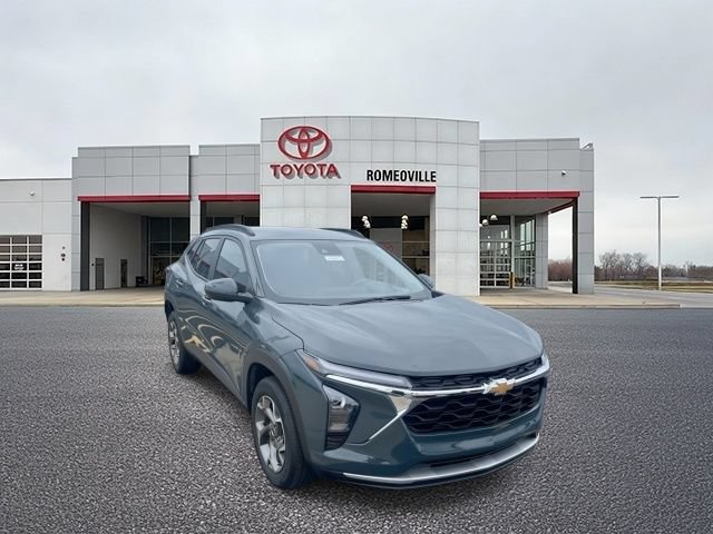 Used 2025 Chevrolet Trax LT FWD image 1