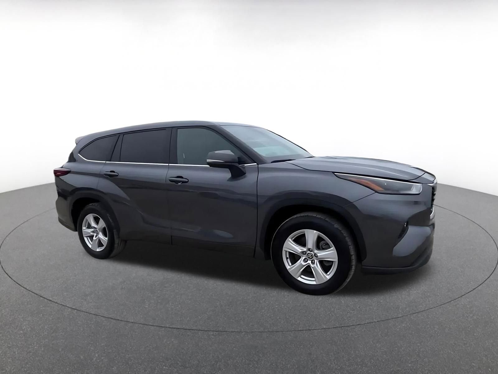 Used 2025 Toyota Highlander LE image 2