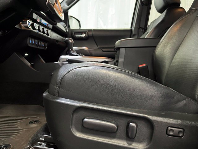 Used 2022 Toyota Tacoma Limited w/ Black Out Package (TMS) AWD/4WD image 23