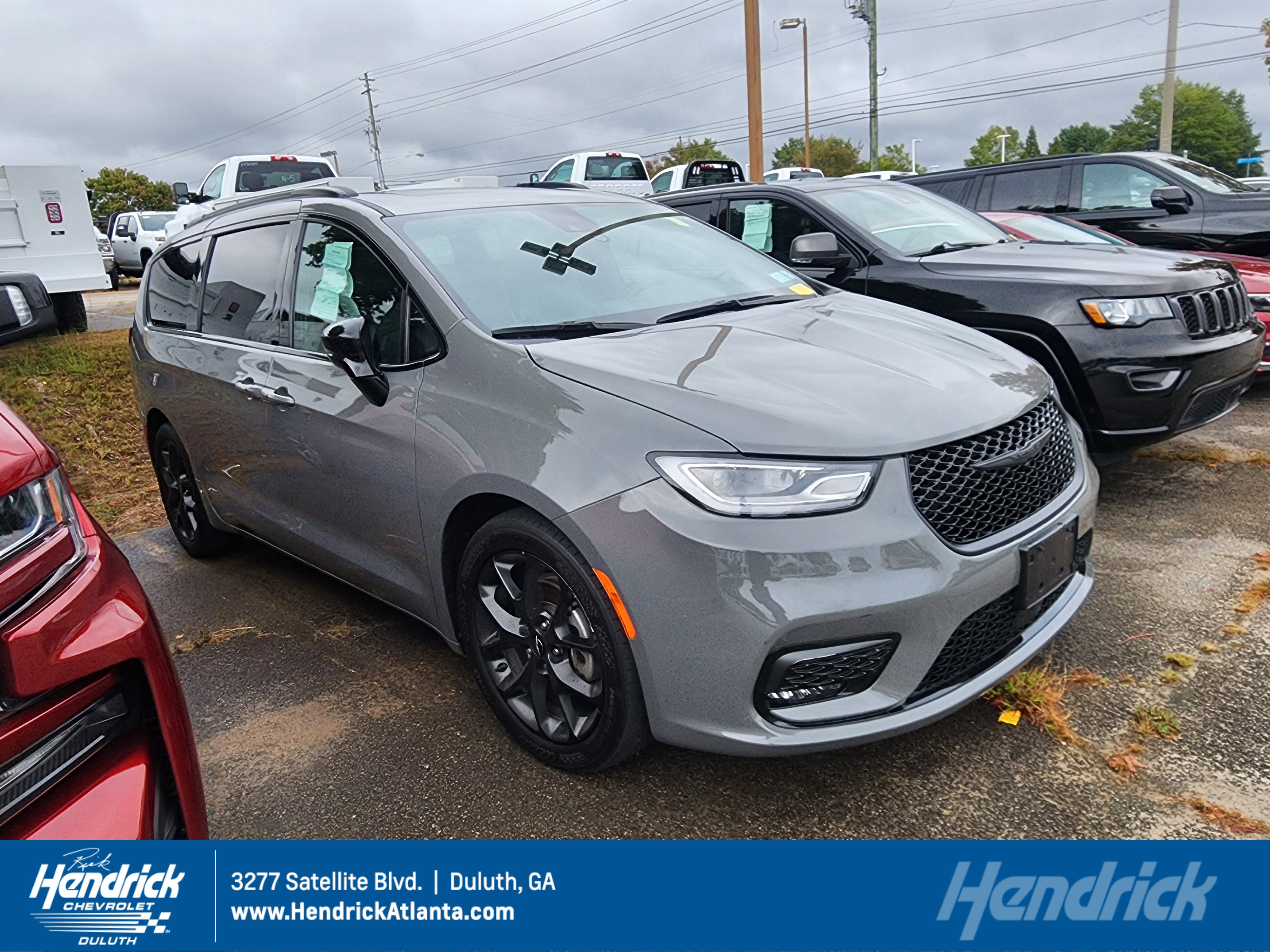 Used 2023 Chrysler Pacifica Limited w/ Uconnect Theater Family Group