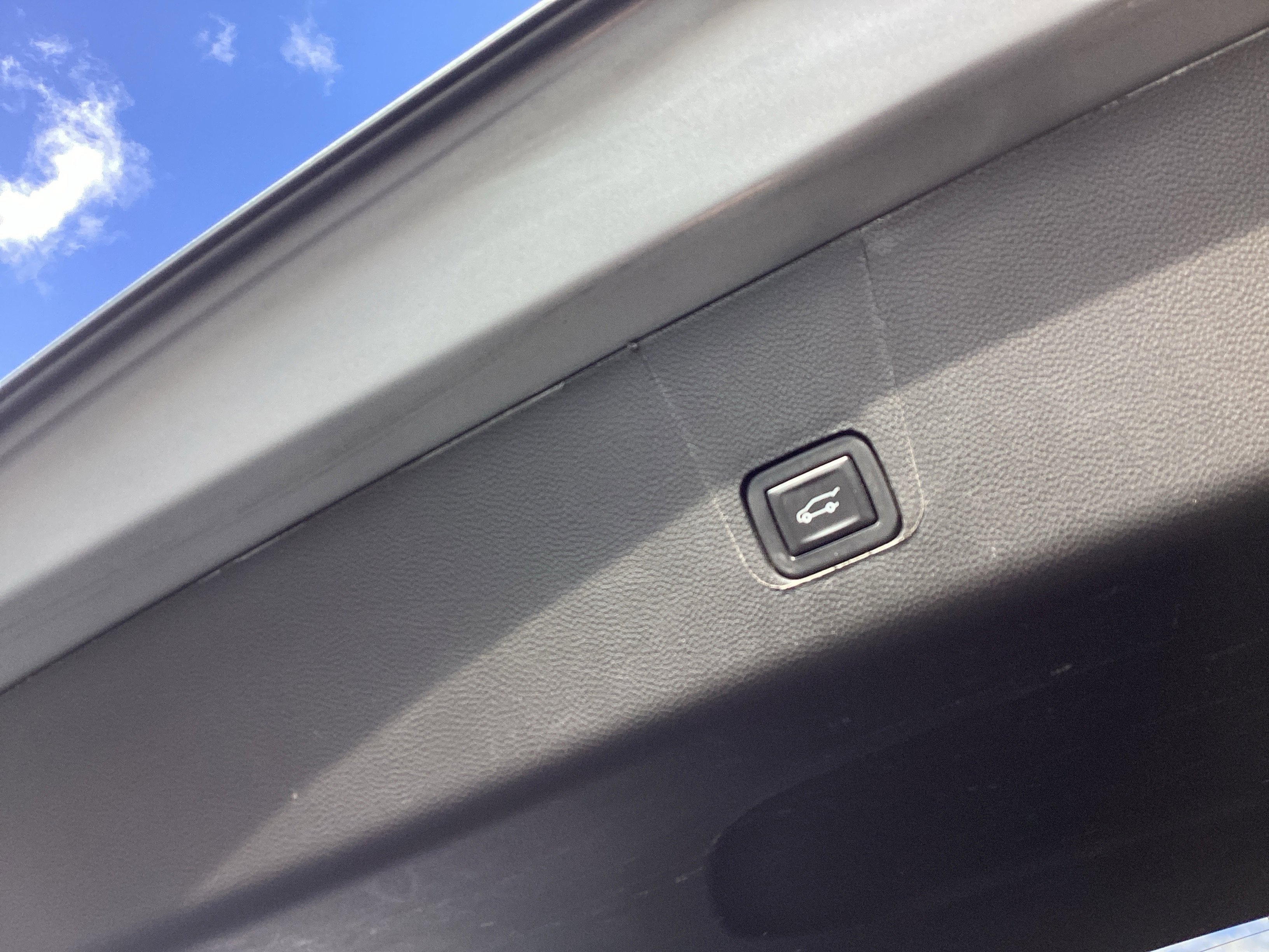 Used 2023 Chevrolet Traverse LT image 38