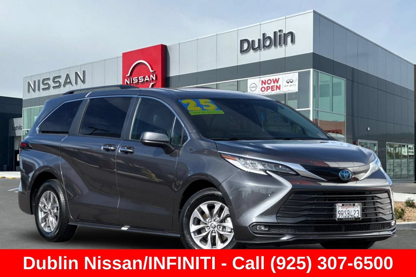Used 2025 Toyota Sienna XLE FWD image 2