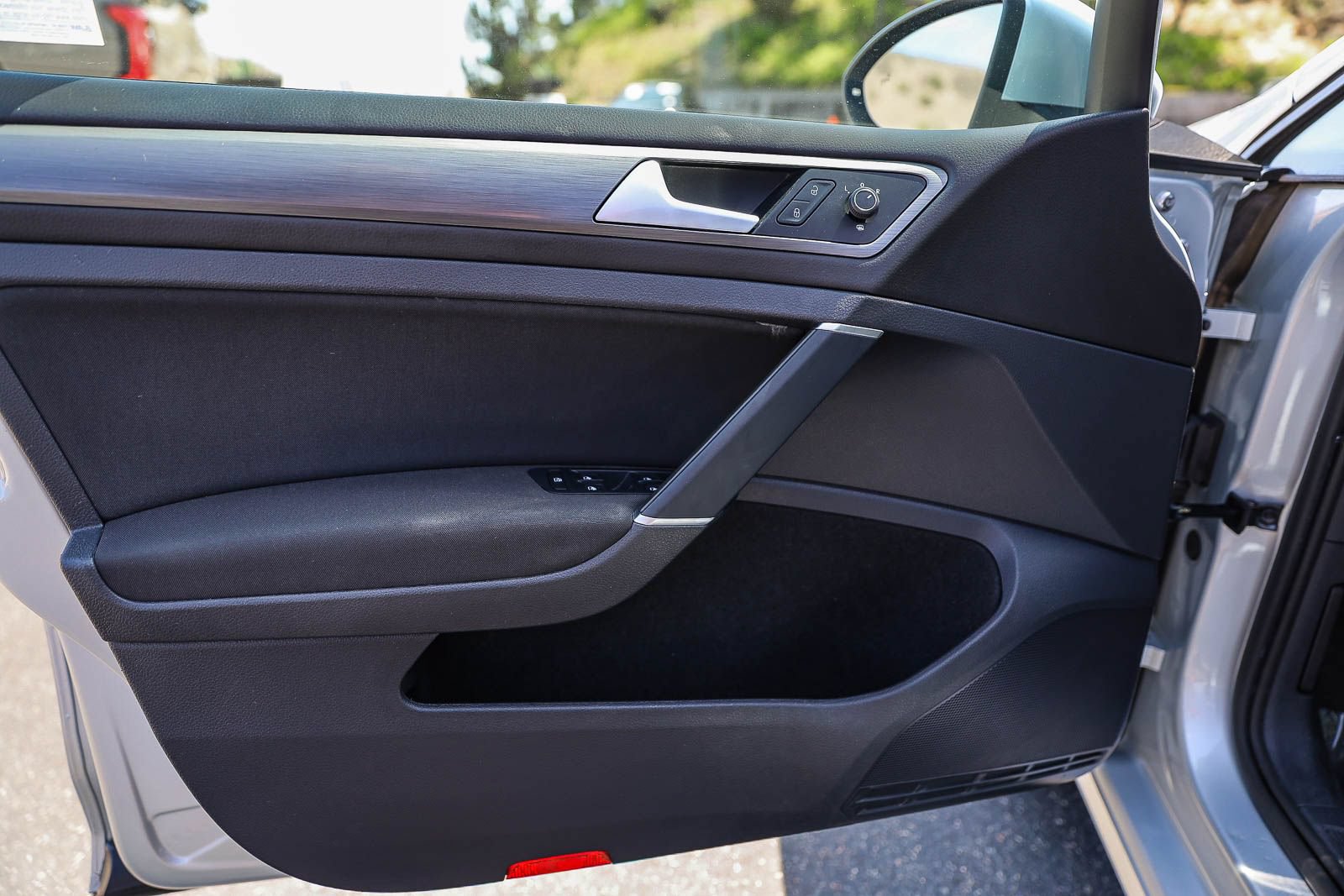 Used 2019 Volkswagen e-Golf SE w/ Driver Assistance Package FWD image 21