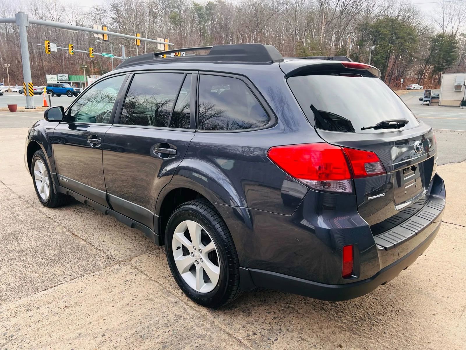Used 2013 Subaru Outback 2.5i Premium w/ All-Weather Pkg image 11
