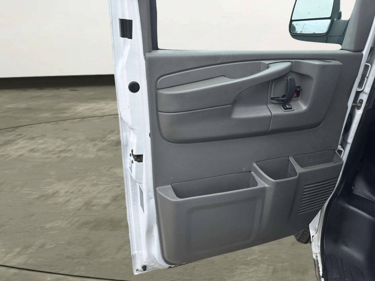 Used 2014 Chevrolet Express 2500 RWD image 9