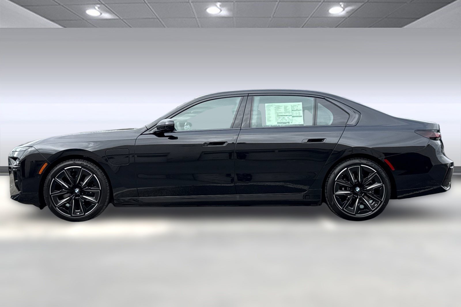 New 2026 BMW 750e xDrive image 2