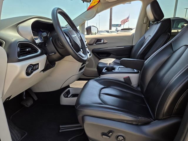 Used 2023 Chrysler Pacifica Touring-L FWD image 4