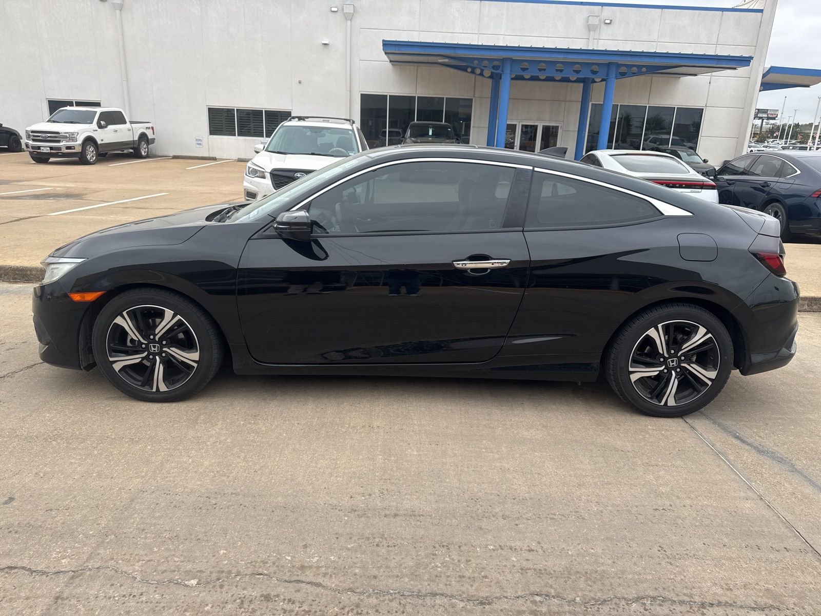 Used 2017 Honda Civic Touring image 2