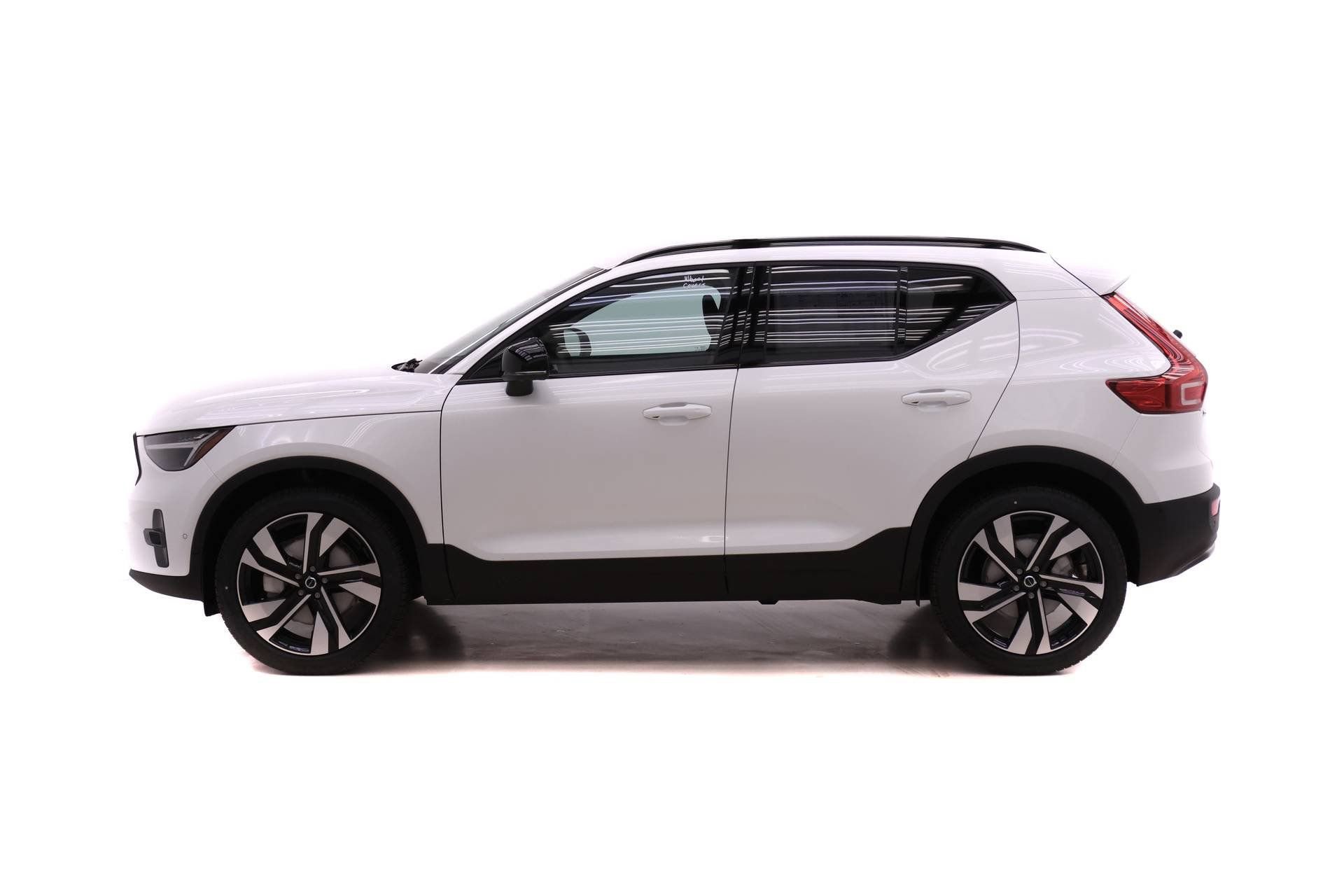 New 2026 Volvo XC40 B5 Plus w/ Climate Package AWD/4WD image 3