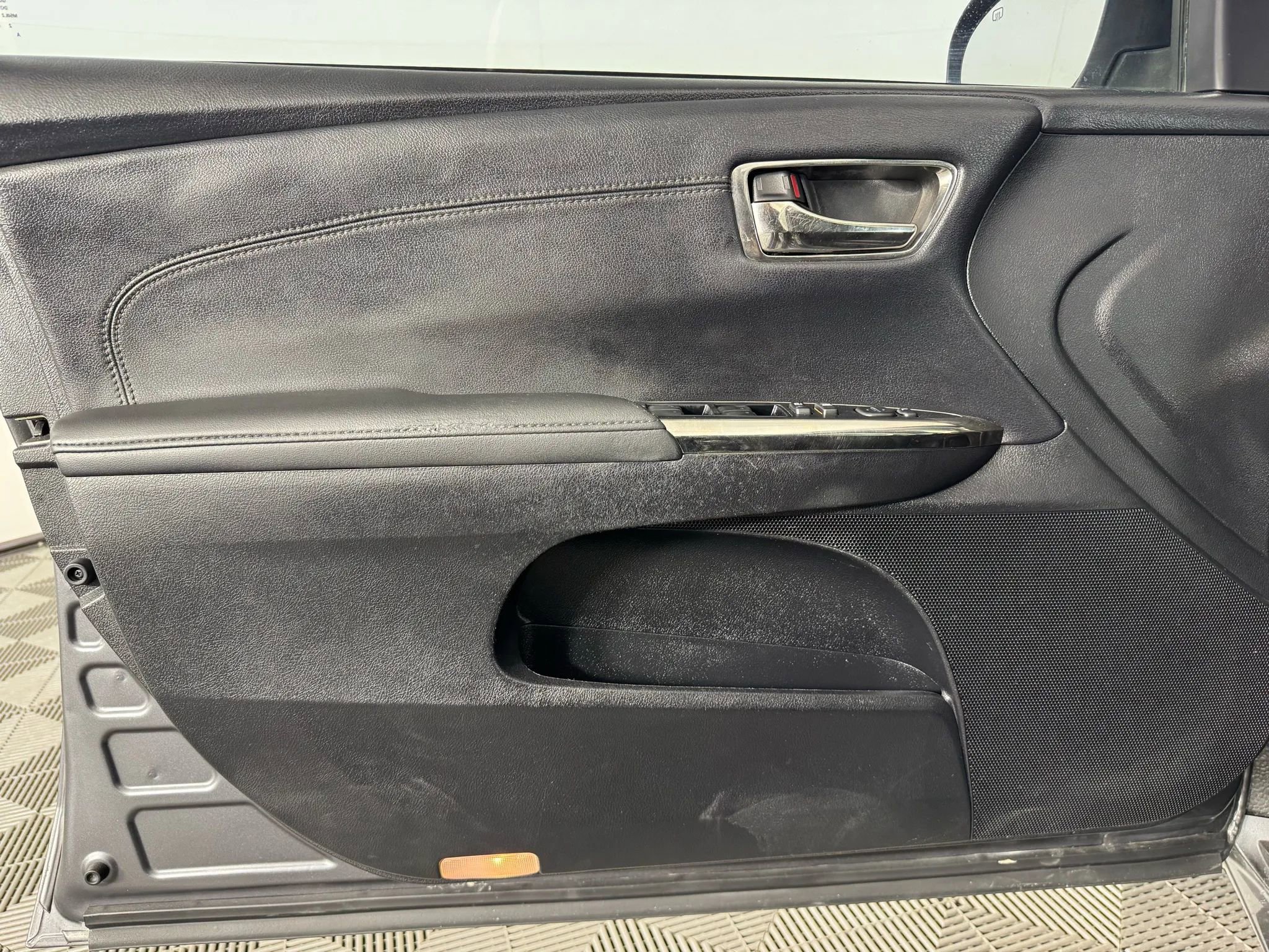 Used 2013 Toyota Avalon Limited image 39