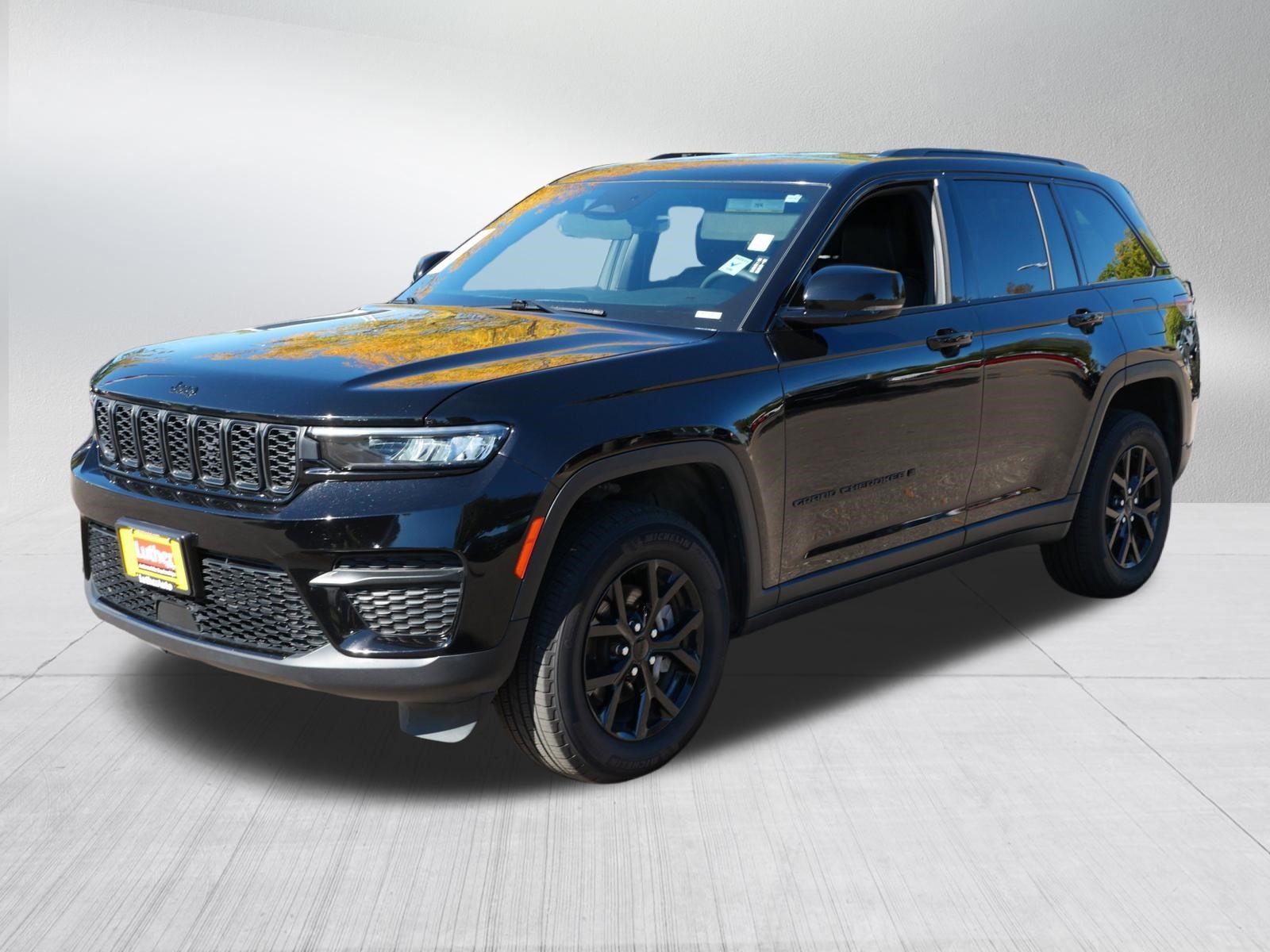 Used 2025 Jeep Grand Cherokee Altitude AWD/4WD image 3