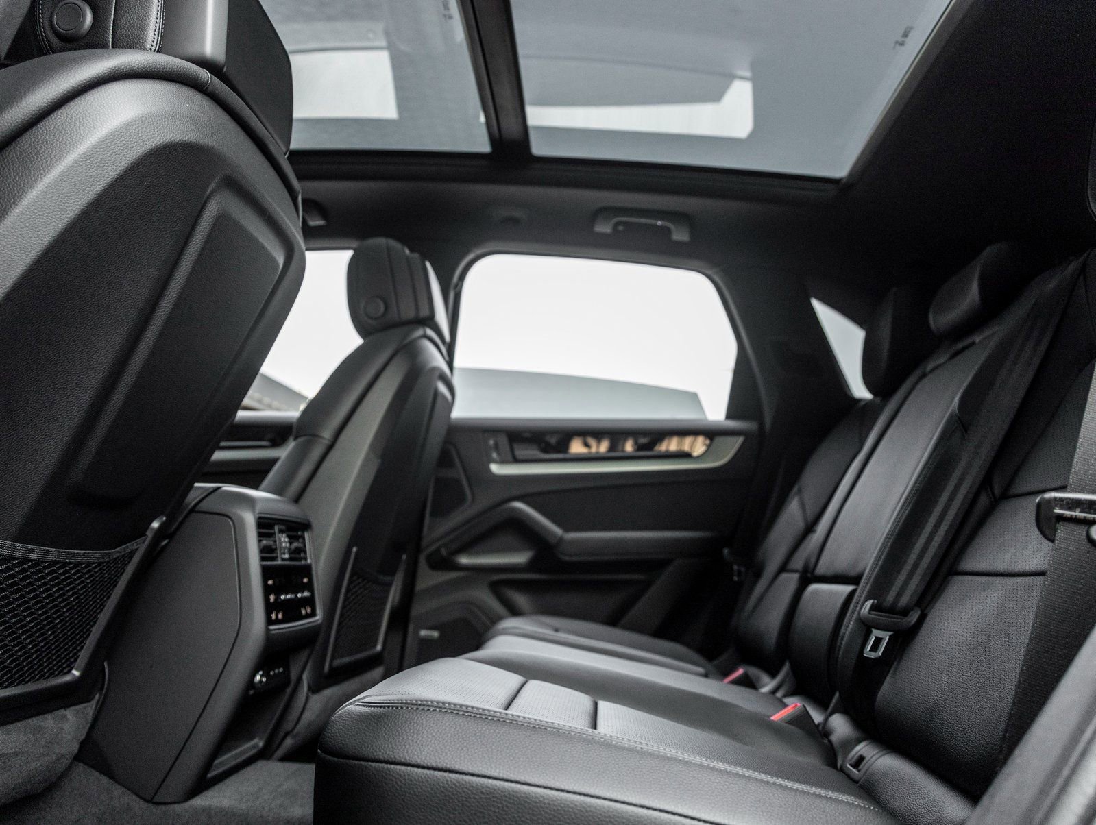 Certified 2025 Porsche Cayenne image 28