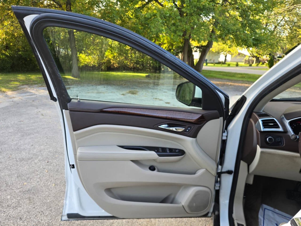 Used 2016 Cadillac SRX Luxury w/ Driver Awareness Package AWD/4WD image 15