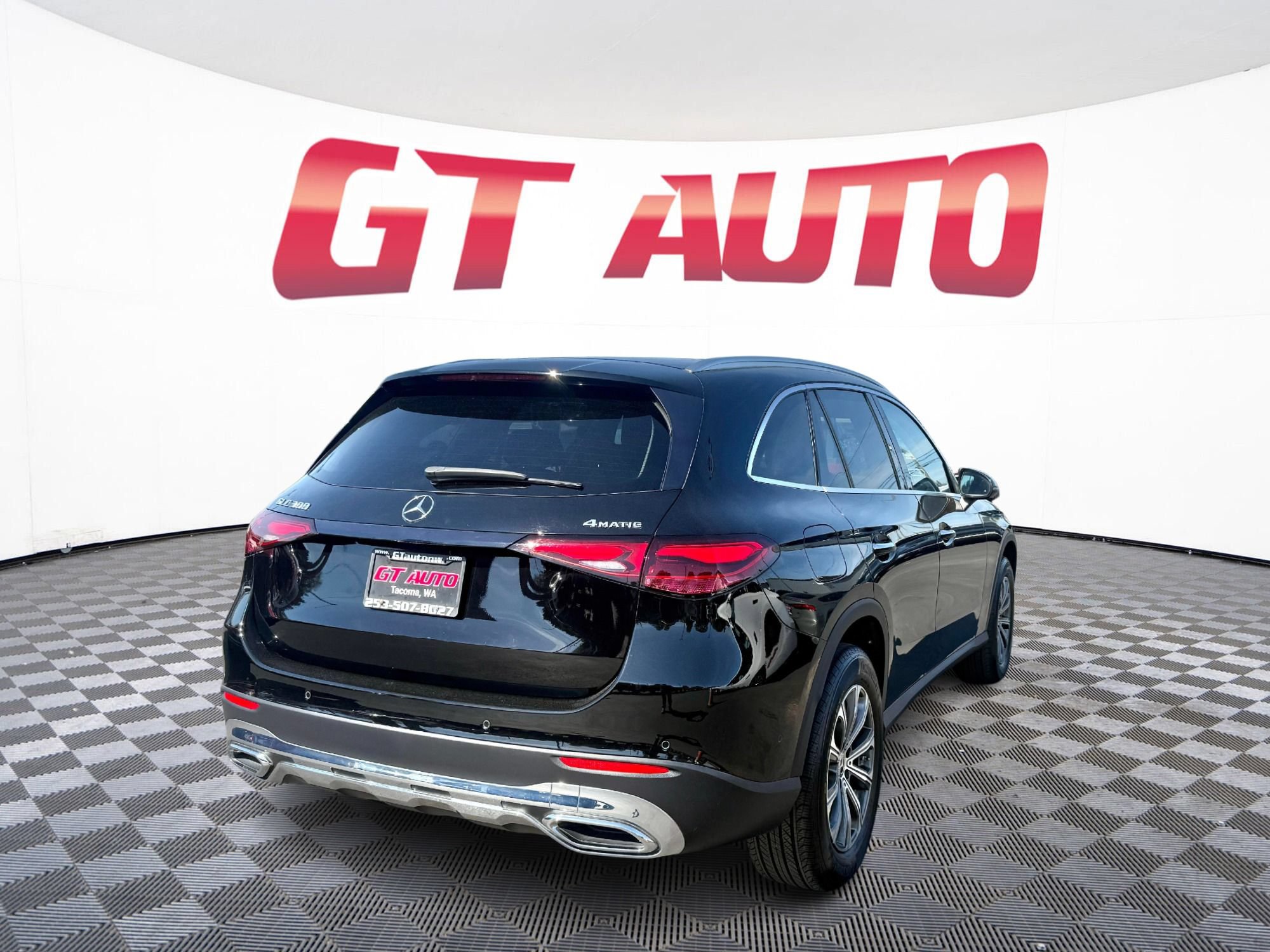 Used 2024 Mercedes-Benz GLC 300 4MATIC image 4