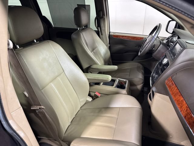 Used 2014 Chrysler Town & Country Touring FWD image 13