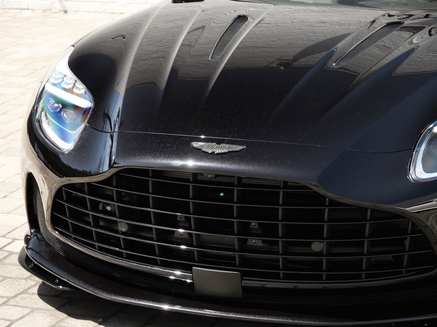 Used 2025 Aston Martin DB12 Convertible RWD image 16