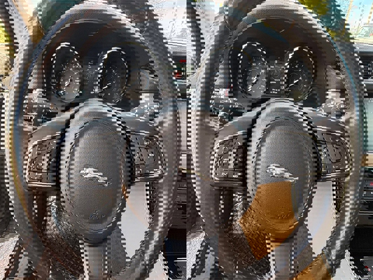 Used 2017 Jaguar XF Premium image 26