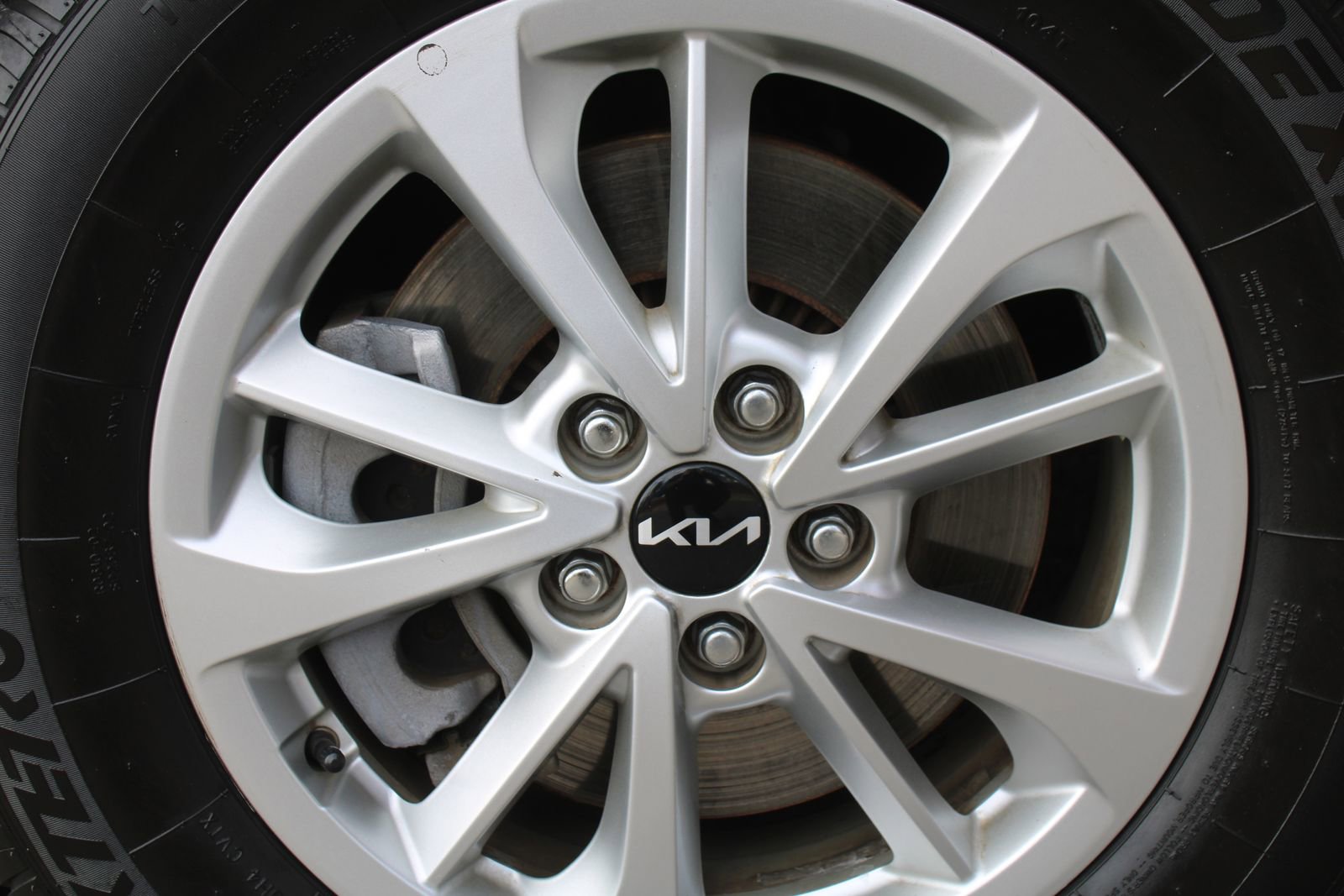 Used 2022 Kia Carnival LX image 23