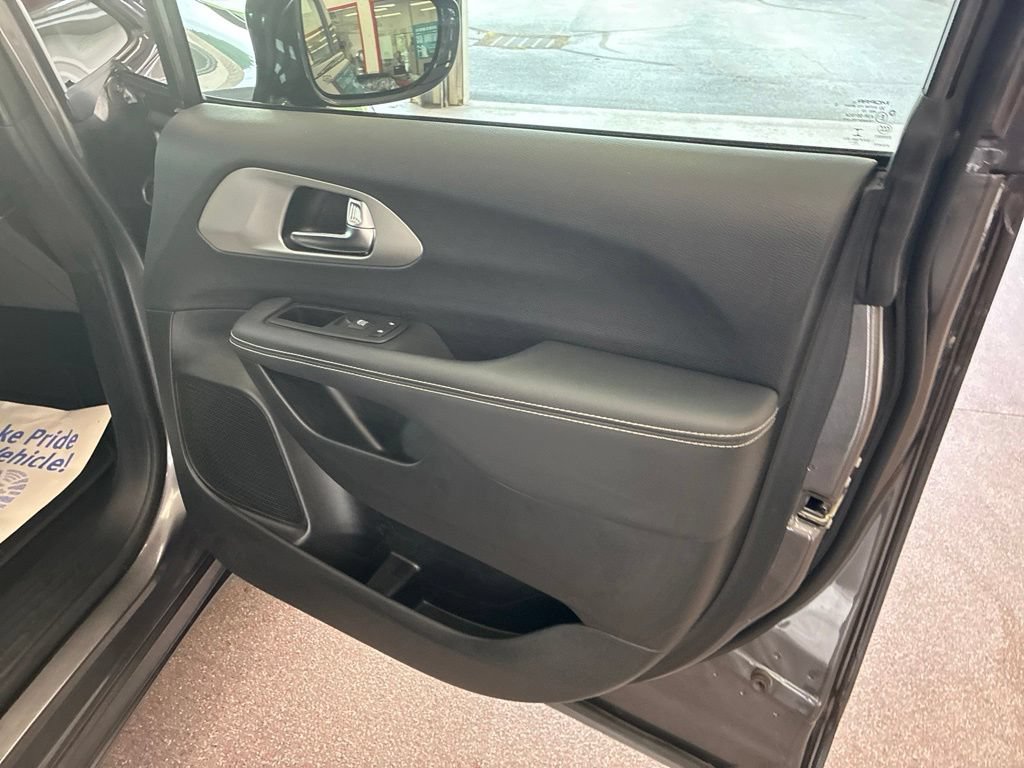 Used 2023 Chrysler Pacifica Limited w/ S Appearance Package FWD image 50