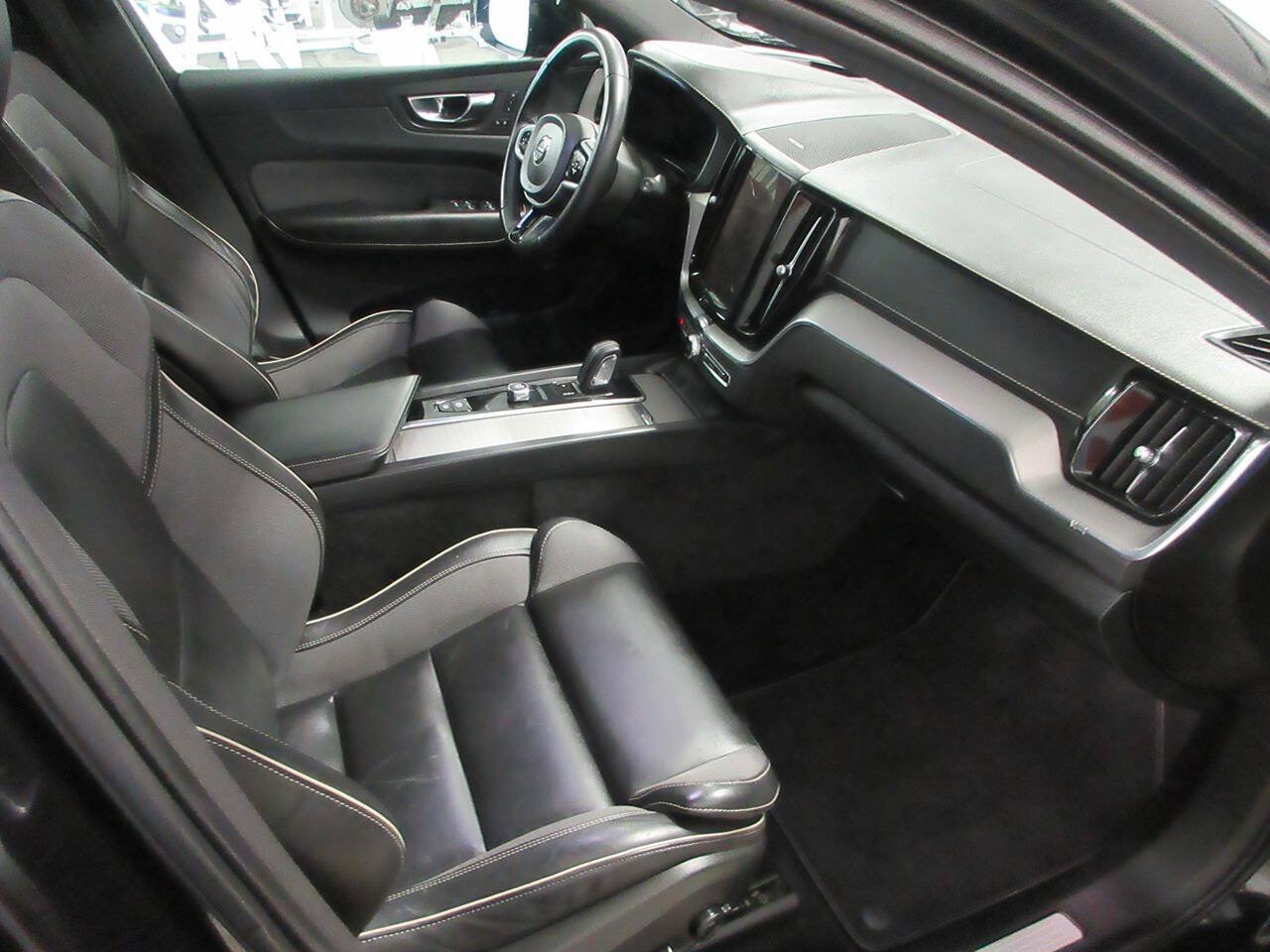 Used 2022 Volvo XC60 B5 R-Design w/ Advanced Package AWD/4WD image 9
