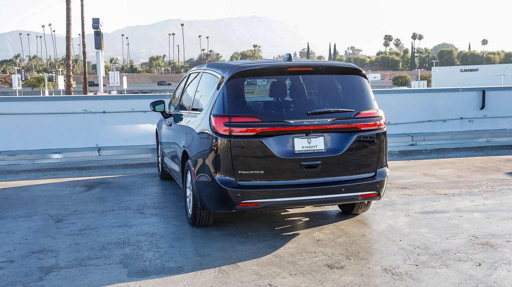 New 2027 Chrysler Pacifica Select FWD image 7
