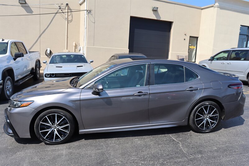 Used 2021 Toyota Camry SE w/ Carpet Mat Package (TMS) FWD image 4