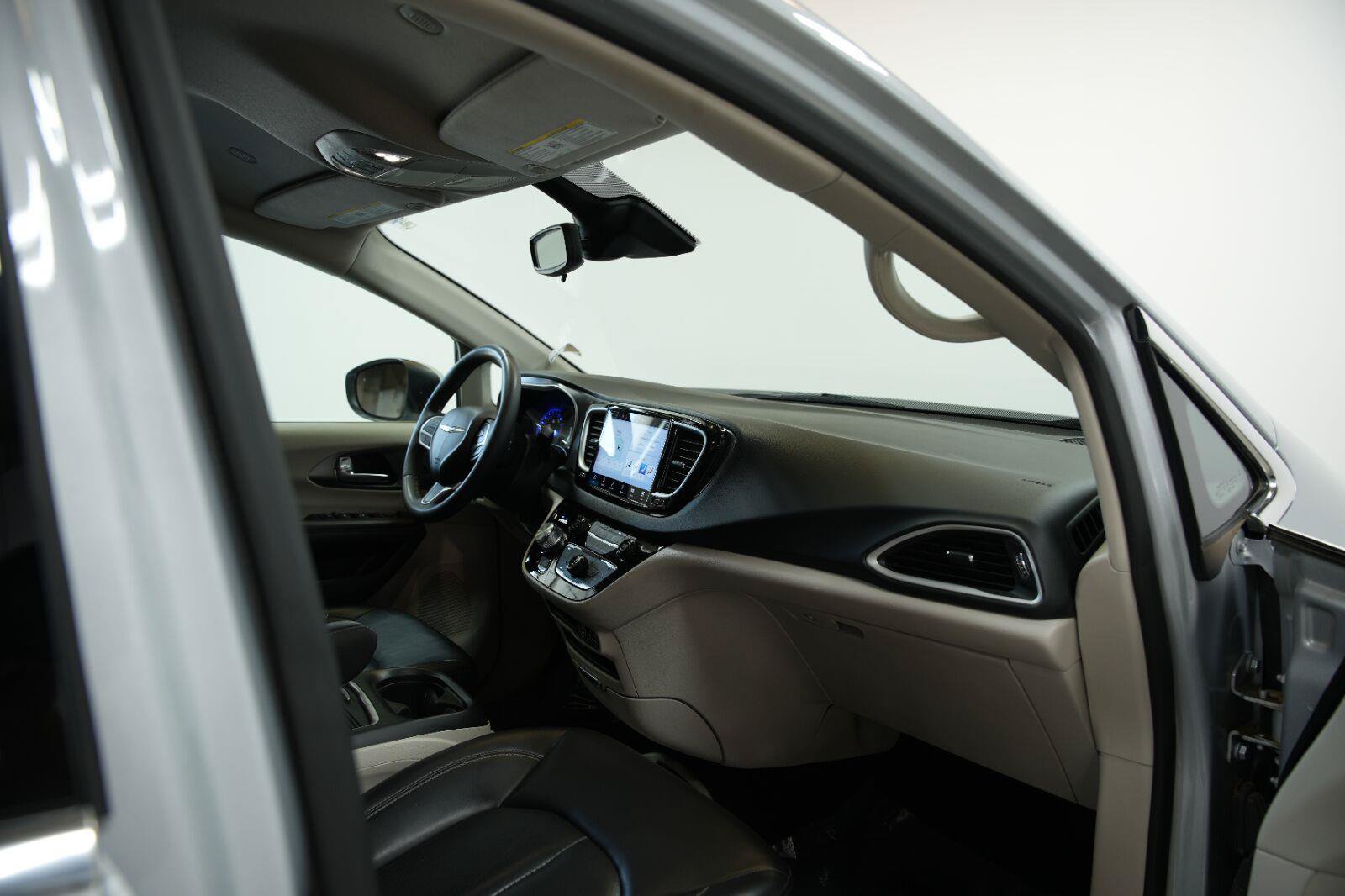 Used 2023 Chrysler Pacifica Touring-L FWD image 20