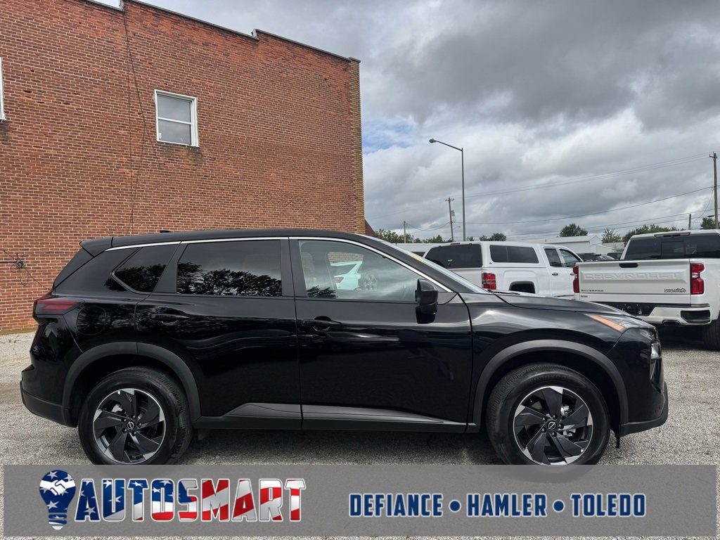 Used 2025 Nissan Rogue SV image 4