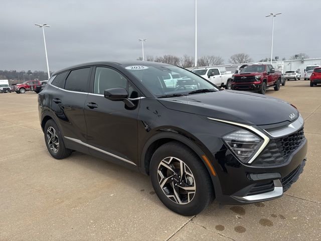 Used 2025 Kia Sportage LX image 1