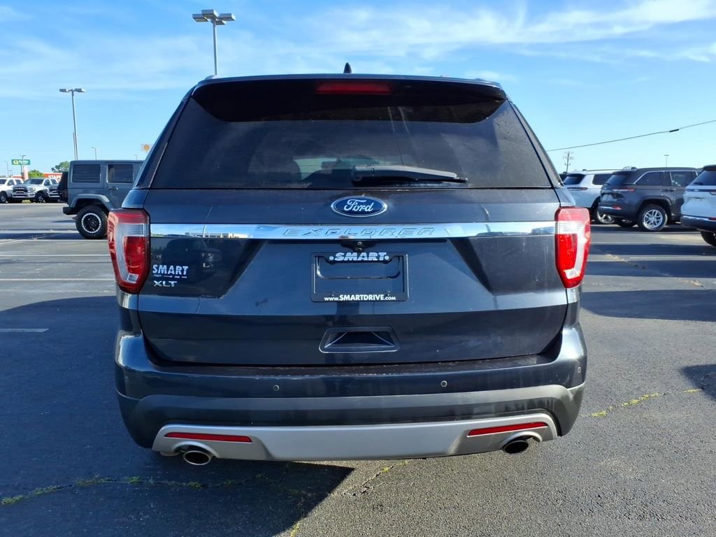 Used 2017 Ford Explorer XLT w/ Equipment Group 202A FWD image 4