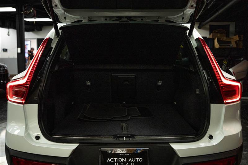 Used 2024 Volvo XC40 B5 Plus image 7