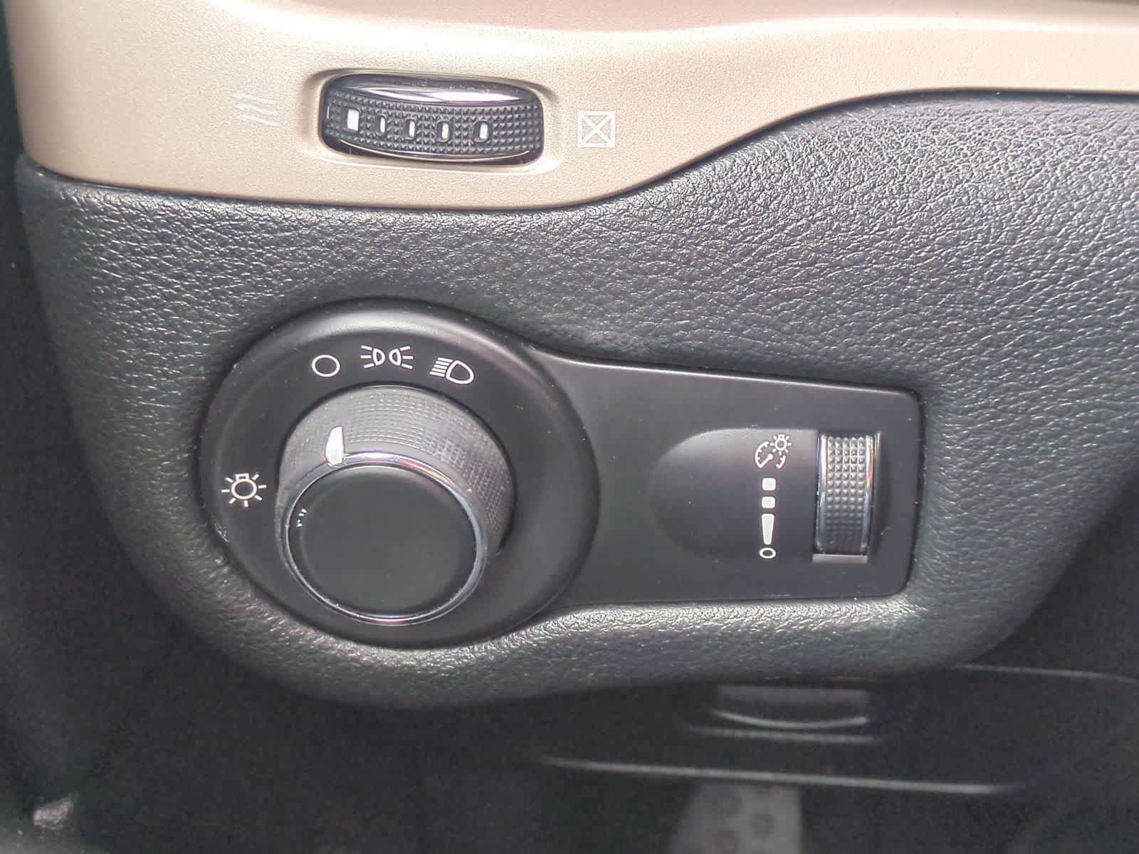 Used 2014 Jeep Cherokee Sport image 30