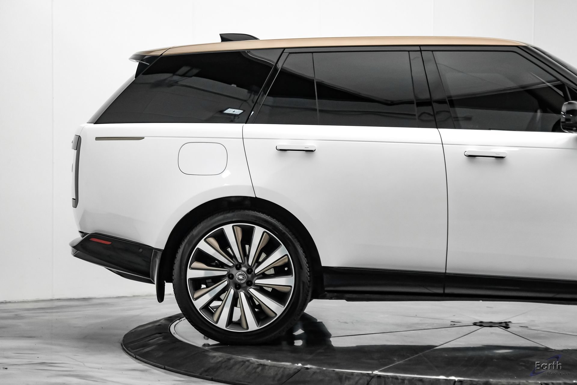 Used 2024 Land Rover Range Rover SV AWD/4WD image 21