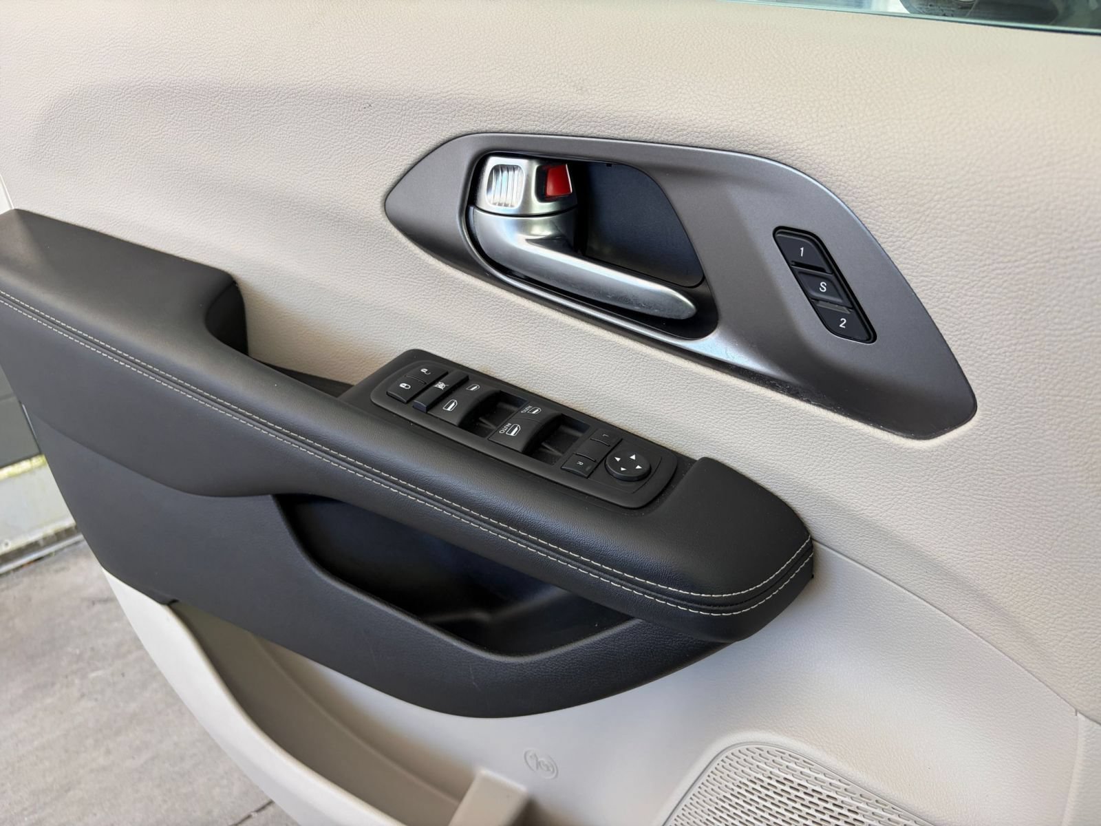 Used 2024 Chrysler Pacifica Touring-L FWD image 18
