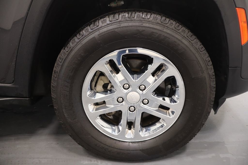 Used 2023 Jeep Grand Cherokee Laredo image 26