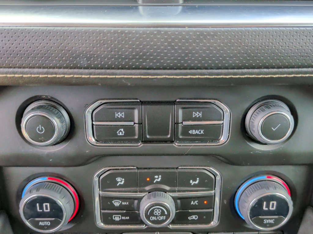 Used 2023 Chevrolet Suburban Premier AWD/4WD image 32
