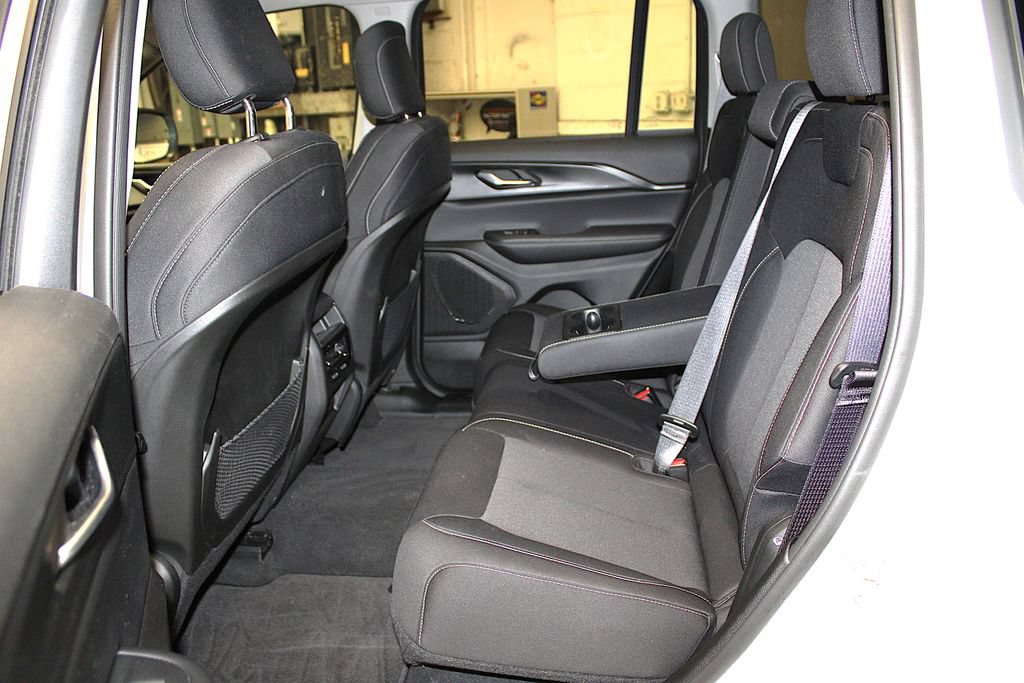 Certified 2023 Jeep Grand Cherokee Laredo X AWD/4WD image 27