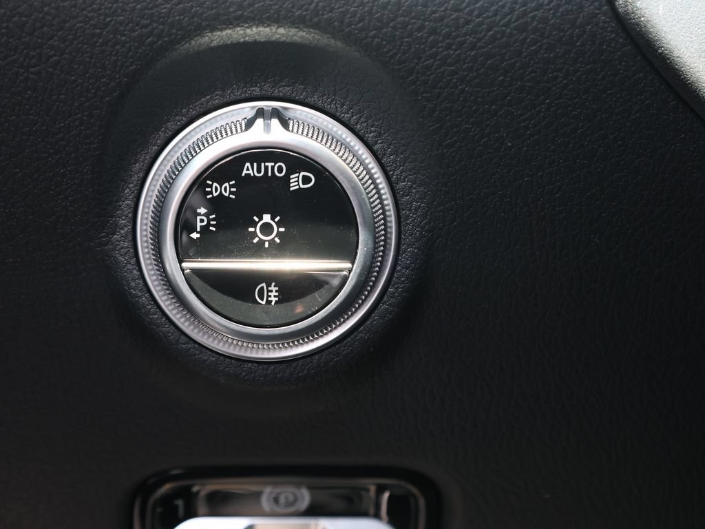 Used 2025 Mercedes-Benz C 300 Sedan image 35