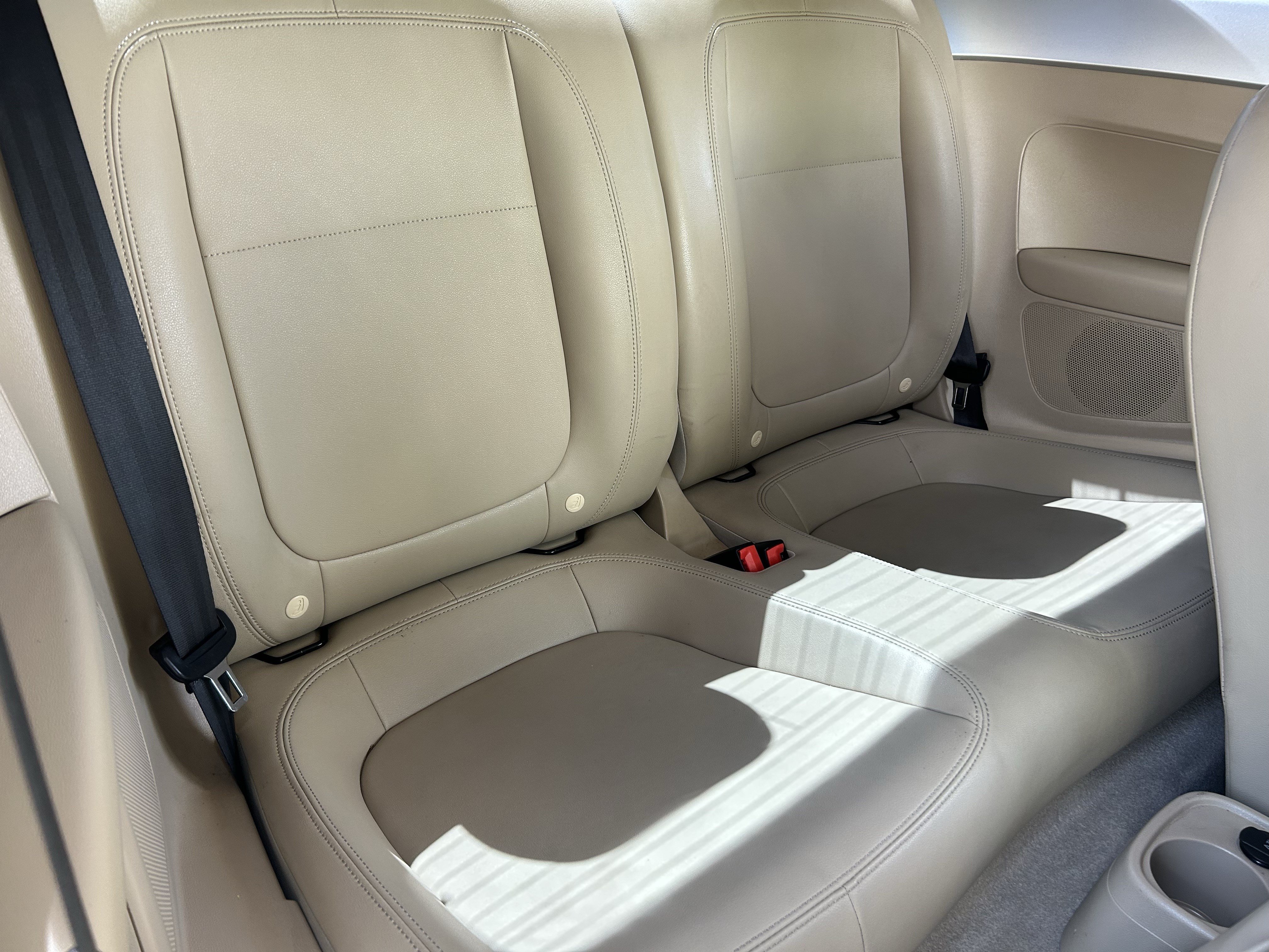 Used 2014 Volkswagen Beetle TDI FWD image 11