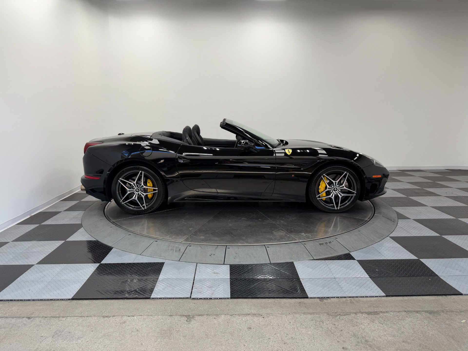 Used 2016 Ferrari California T RWD image 31