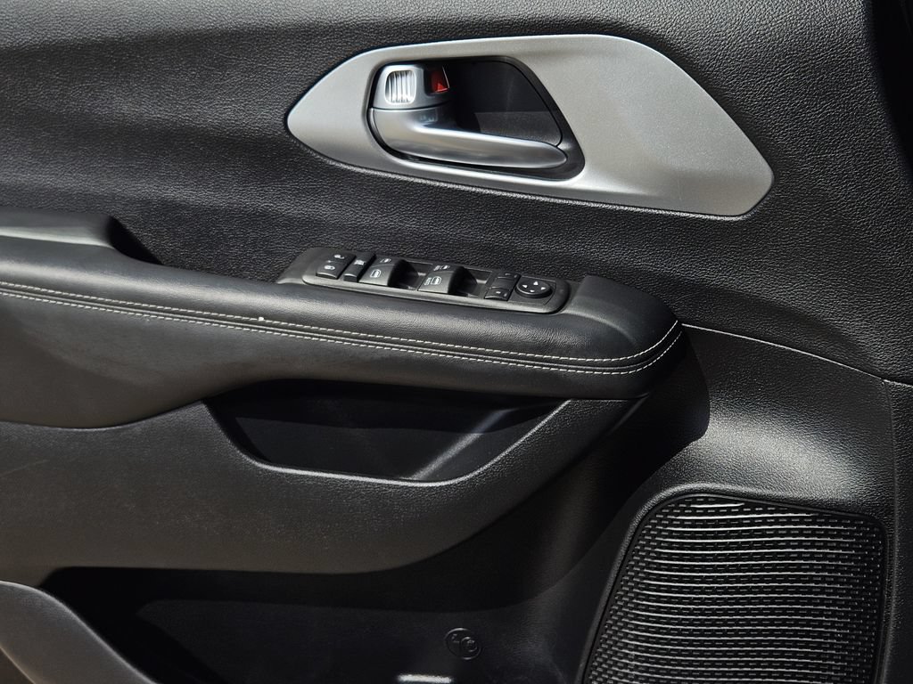 Used 2024 Chrysler Pacifica Touring FWD image 23