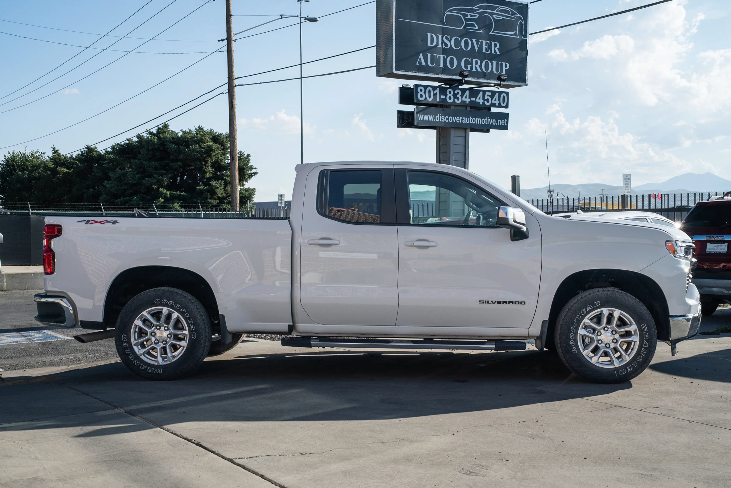Used 2025 Chevrolet Silverado 1500 LT w/ LPO, Dark Essentials Package AWD/4WD image 6